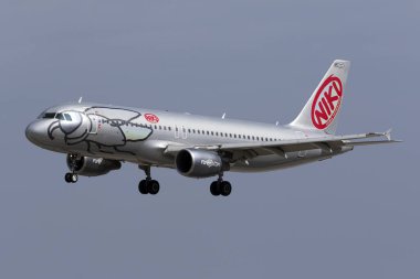 Luqa, Malta 7 Ekim 2015: Niki Airbus A320-214 (REG: OE-LEE) kısa final pisti 31..