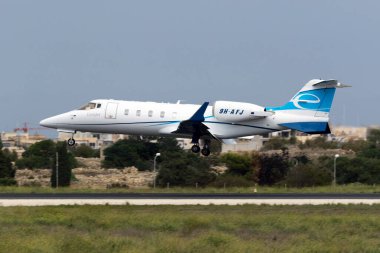 Luqa, Malta - 7 Ekim 2015: Eurojet Learjet 60 (Reg: 9H-AFJ) iniş pisti 31.