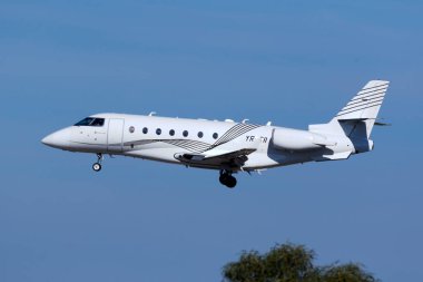 Luqa, Malta 11 Kasım 2015: İon Tiriac Air Gulfstream Aerospace G200 (Reg: YR-TII) 31 numaralı pistte. Valletta AB - Malta 'da Göç Konulu Afrika Zirvesi.