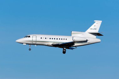 Luqa, Malta - 11 Kasım 2015: 31 numaralı pistte Dassault Falcon 900EX (REG: HA-LKN). Valletta AB - Malta 'da Göç Konulu Afrika Zirvesi.