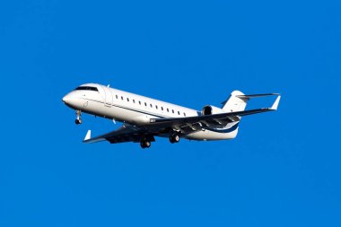 Luqa, Malta 10 Kasım 2015: Bombacı Challenger 850 (CRJ-200SE / CL-600-2B19) (REG: D-AJOY) iniş pisti 31. AB 'ye katılım - Afrika Zirvesi ertesi gün yapılacak göçle ilgili.
