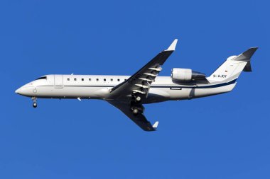 Luqa, Malta 10 Kasım 2015: Bombacı Challenger 850 (CRJ-200SE / CL-600-2B19) (REG: D-AJOY) iniş pisti 31. AB 'ye katılım - Afrika Zirvesi ertesi gün yapılacak göçle ilgili.