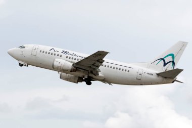 Luqa, Malta - 22 Ekim 2015: Air Mediterranee Boeing 737-5L9 (REG: F-HCOA) 31. pistten kalkıyor.