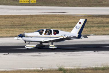Luqa, Malta 30 Haziran 2015: Flug Servisi Bautzen Socata TB-10 Tobago (REG: D-EVIN) 31. piste iniş yaptı ve 3..