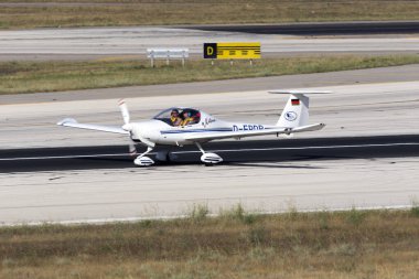 Luqa, Malta 30 Haziran 2015: Diamond DA-20 (D-EPDB) 31. piste iniş yaptı ve 3..