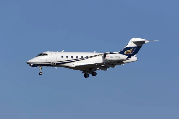 Luqa Malte Novembre 2015 Amira Air Bombardier Challenger 300 100 — Photo