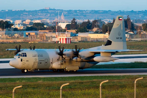 Luqa Malta Dezembro 2015 Kuwaiti Air Force Lockheed Martin 130J — Fotografia de Stock