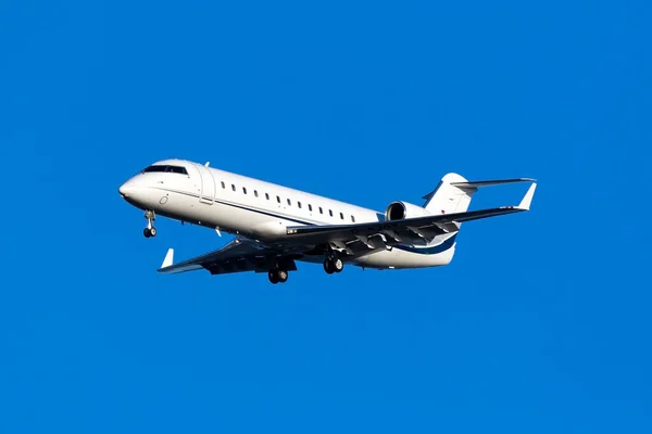 Luqa, Malta 10 Kasım 2015: Bombacı Challenger 850 (CRJ-200SE / CL-600-2B19) (REG: D-AJOY) iniş pisti 31. AB 'ye katılım - Afrika Zirvesi ertesi gün yapılacak göçle ilgili.