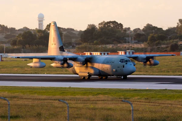 Luqa Malta Dezembro 2015 Kuwaiti Air Force Lockheed Martin 130J — Fotografia de Stock