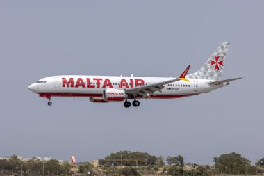 Luqa, Malta - 3 Ağustos 2021: Yeni Malta Havayolları (Ryanair yan kuruluşu) Boeing 737-8 MAX 200 (REG: 9H-VUF) Bergamo İtalya 'dan bir uçuş işletiyor. 