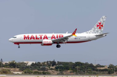 Luqa, Malta - 3 Ağustos 2021: Yeni Malta Havayolları (Ryanair yan kuruluşu) Boeing 737-8 MAX 200 (REG: 9H-VUF) Bergamo İtalya 'dan bir uçuş işletiyor. 