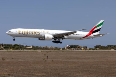 Luqa, Malta - 27 Ağustos 2021: Emirates Boeing 777-31her (Reg. : A6-EGY) Kıbrıs 'ın Larnaka kentinden geldi.