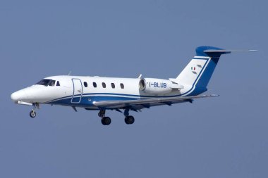 Luqa, Malta - 24 Nisan 2005: Cessna 650 Citation VI (REG: I-BLUB) pist enstrüman kalibrasyonu gerçekleştirmektedir.