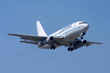 Luqa, Malta - 1 Mayıs 2005: Air Slovakia Boeing 737-230-Adv (REG: OM-RAN) 32 numaralı pistte.