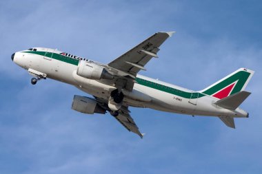 Luqa, Malta - 9 Mayıs 2005: Alitalia Airbus A319-112 (REG: I-BIMG) Milan Linate Havalimanı 'na havalandı.