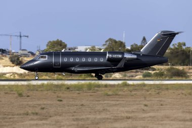 Luqa, Malta - 31 Ağustos 2021: MHS Havacılık Bombacısı Challenger 604 (CL-600-2B16) (REG: D-AEOM) yerden çok kısa bir süre sonra tekrar havalandı.