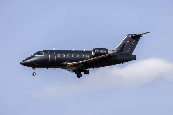 Luqa, Malta - 31 Ağustos 2021: MHS Havacılık Bombacısı Challenger 604 (CL-600-2B16) (REG: D-AEOM) 31 numaralı pistte.