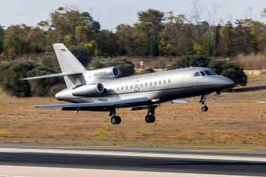 Luqa, Malta - 16 Eylül 2021: Parlak gümüş renkli bir Dassault Falcon 900B (REG: N939SS) orta sahaya iniş yapıyor.