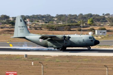 Luqa, Malta - 16 Eylül 2021: Tunus Hava Kuvvetleri Lockheed C-130B Herkül (L-282) (REG: Z21113; TS-MTC) sabah 31. piste iniyor.