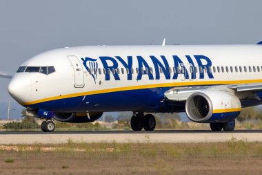 Luqa, Malta - 17 Eylül 2021: Ryanair Boeing 737-8AS (REG: 9H-QCQ) 31. pistten kalkış için Alfa döngüsünden çıkıyor.