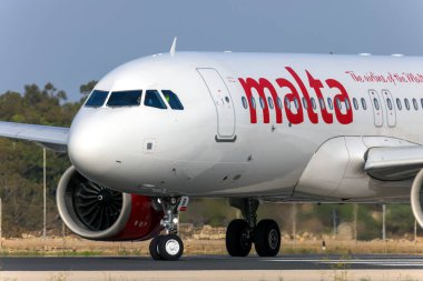 Luqa, Malta - 17 Eylül 2021: Air Malta Airbus A320-251N (REG: 9H-NEB), NEO Airbus 31. pistten kalkış için hazırlanıyor.