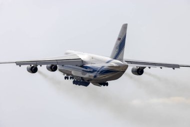 Luqa, Malta - 26 Eylül 2021: Volga-Dnepr Airlines Antonov An-124-100 Ruslan (REG: RA-82079), 13 numaralı pistten yavaşça kalkıyor.