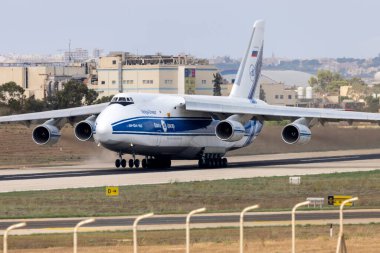 Luqa, Malta - 26 Eylül 2021: Volga-Dnepr Airlines Antonov An-124-100 Ruslan (REG: RA-82079), 13 numaralı pistten yavaşça kalkıyor.