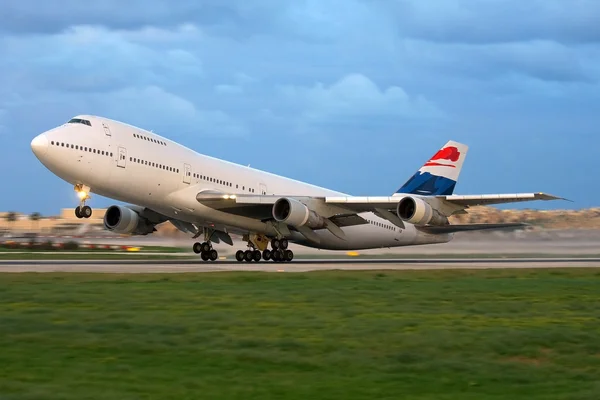 Jumbo jet take off — Stock Photo, Image