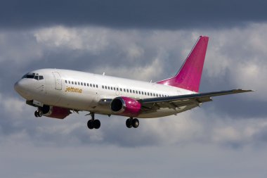 Boeing 737 iniyor.