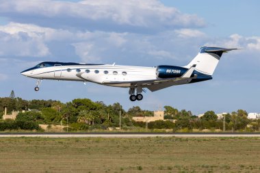 Luqa, Malta - 7 Ekim 2025: Gulfstream G550 (REG: N670RR) güneşli bir öğleden sonra finallerde.