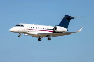 Luqa, Malta - 7 Ekim 2025: Gulfstream Aerospace G280 (REG: OK-GTX) 31 numaralı pistte.