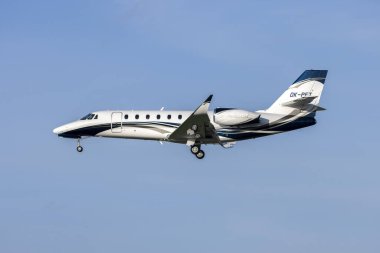 Luqa, Malta - 23 Ekim 2025: Aeropartner Cessna 680 Citation Sovereign (REG: OK-PET) orta saha iniş pisti 31 için yükseliyor.