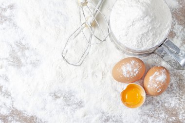 Taze yumurta un ahşap zemin üzerine.