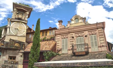 Kukla Tiyatrosu eski Tiflis. Rezo Gabriadze düşen Kulesi.