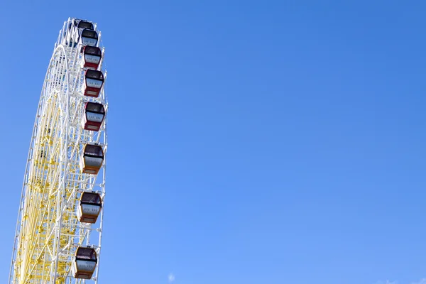 Ferris Rueda sobre el cielo azul —  Fotos de Stock