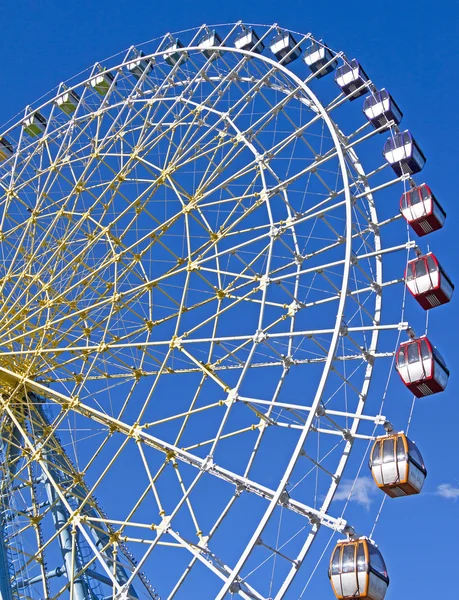 Roata ferris împotriva unui cer albastru — Fotografie, imagine de stoc