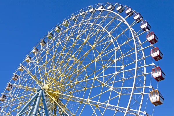 Riesenrad mit blauem Himmel — Stockfoto