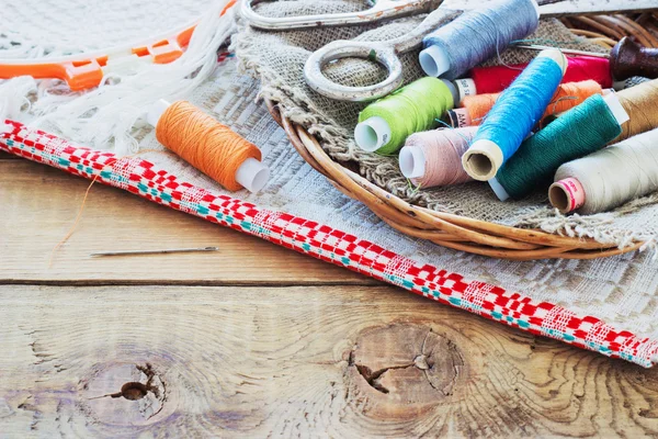 Schaar, klossen met wol en naalden, gestreepte stof. Oude naaien tools — Stockfoto