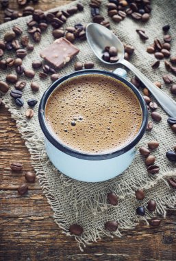 tahıllar ile eski ahşap arka plan üzerinde metal bir kupa kahve