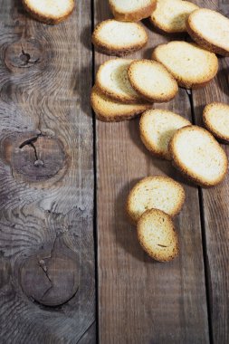 koyu ahşap arka plan üzerinde kraker