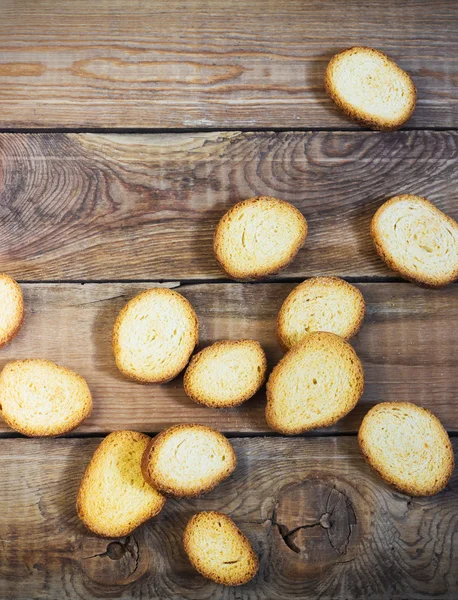 Galletas saladas sobre un fondo de madera oscura — Foto de Stock