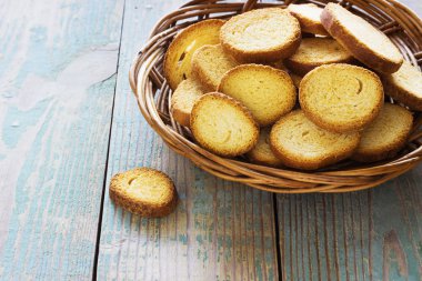 eski mavi ahşap arka plan üzerinde bir sepet içinde kraker