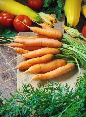 Tahta arka planda taze sebzeler