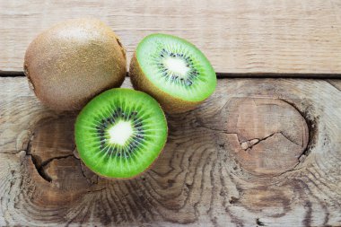 ahşap arka plan üzerinde sulu kivi