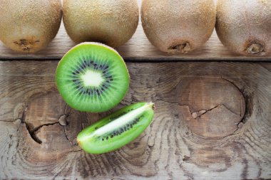 ahşap arka plan üzerinde sulu kivi