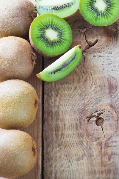 ahşap arka plan üzerinde sulu kivi