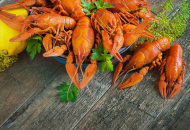 ahşap arka plan üzerinde kerevit