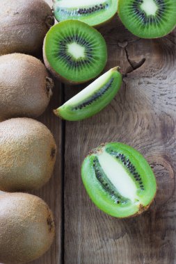 ahşap arka plan üzerinde sulu kivi