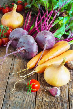 Farklı, taze, genç sebze, pancar, havuç, domates, soğan yalan ahşap bir masaya. rustik tarzı.