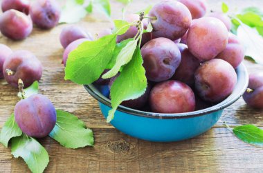 ahşap rustik masa üzerinde Erik.